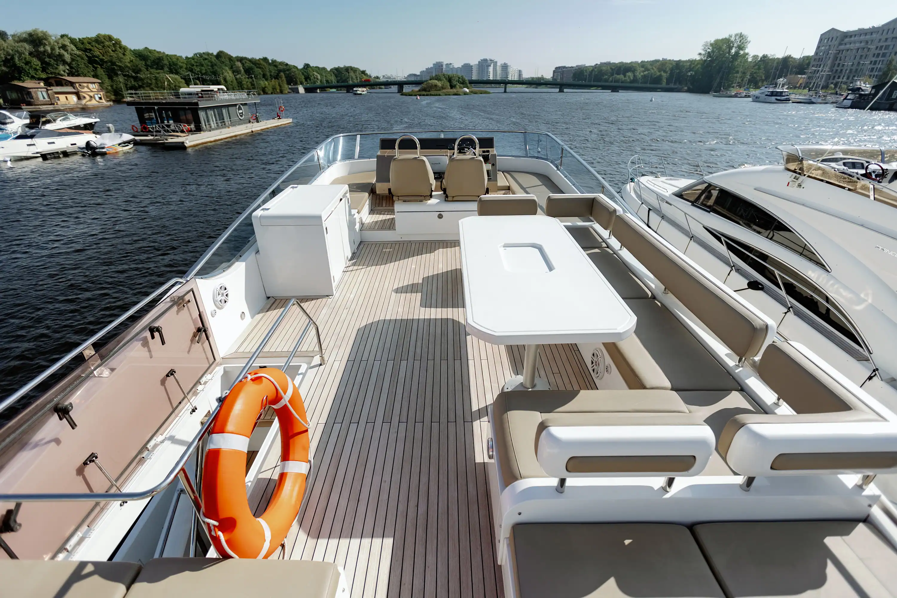 Яхта FAIRLINE 65